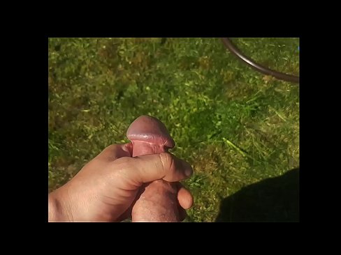 ❤️ Une chaudasse se fait baiser la chatte rose et jouit avec une giclée dans un jardin d'été... ❤️ Fuck vidéo at us ❤