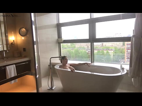 ❤️ Une énorme nana se branlant passionnément la chatte dans la salle de bains ❤️ Fuck vidéo at us ❤