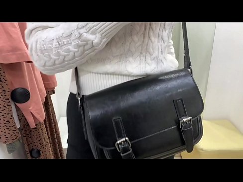 ❤️ Masturbation publique de la jeune salope FeralBerry avec un gode dans la cabine d'essayage ❤️ Fuck vidéo at us ❤