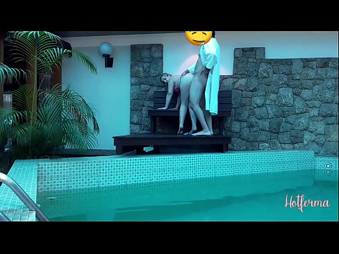 ❤️ Le patron invite la femme de chambre à la piscine, mais n'a pas pu résister à une chaude ❤️ Fuck vidéo at us ❤